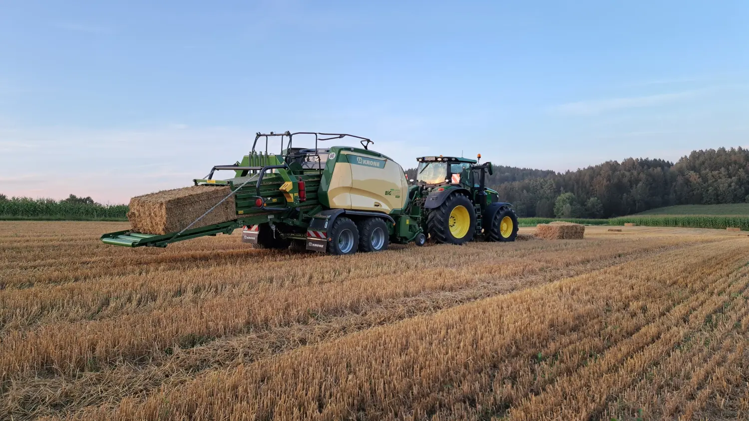 Pressen von Quaderballen von Lohnunternehmen Meier