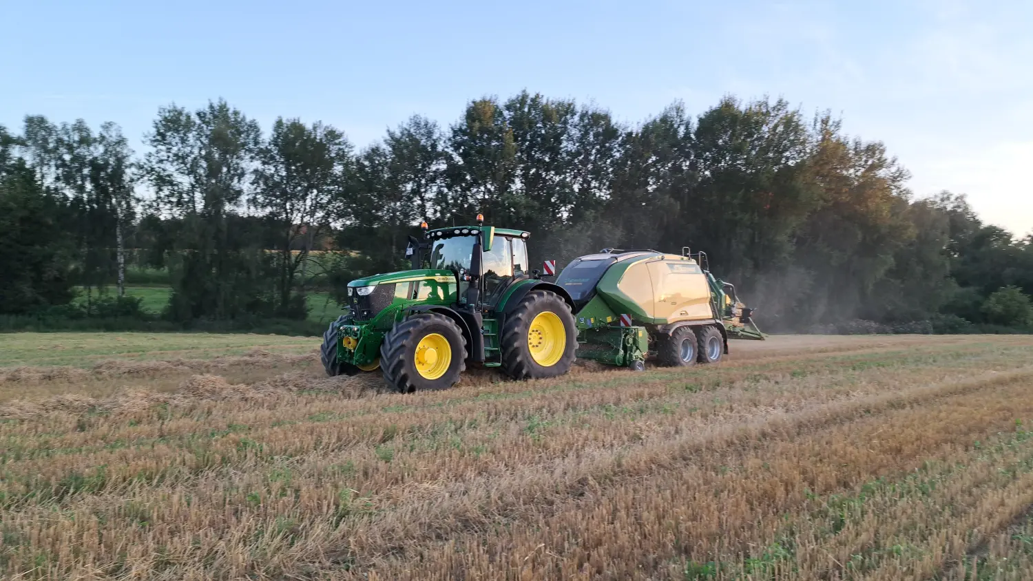 Pressen von Quaderballen von Lohnunternehmen Meier