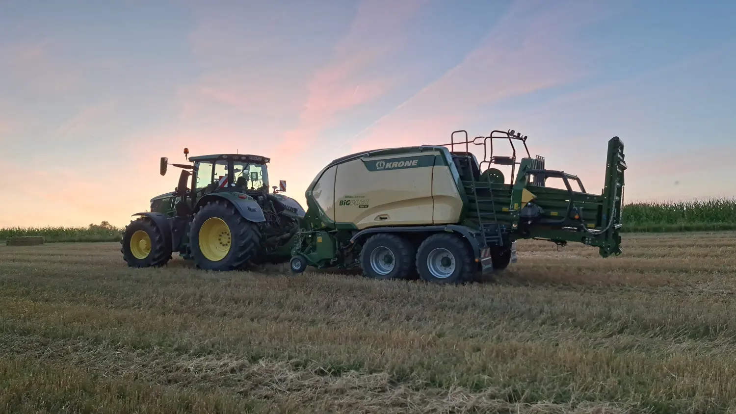 Pressen von Quaderballen von Lohnunternehmen Meier