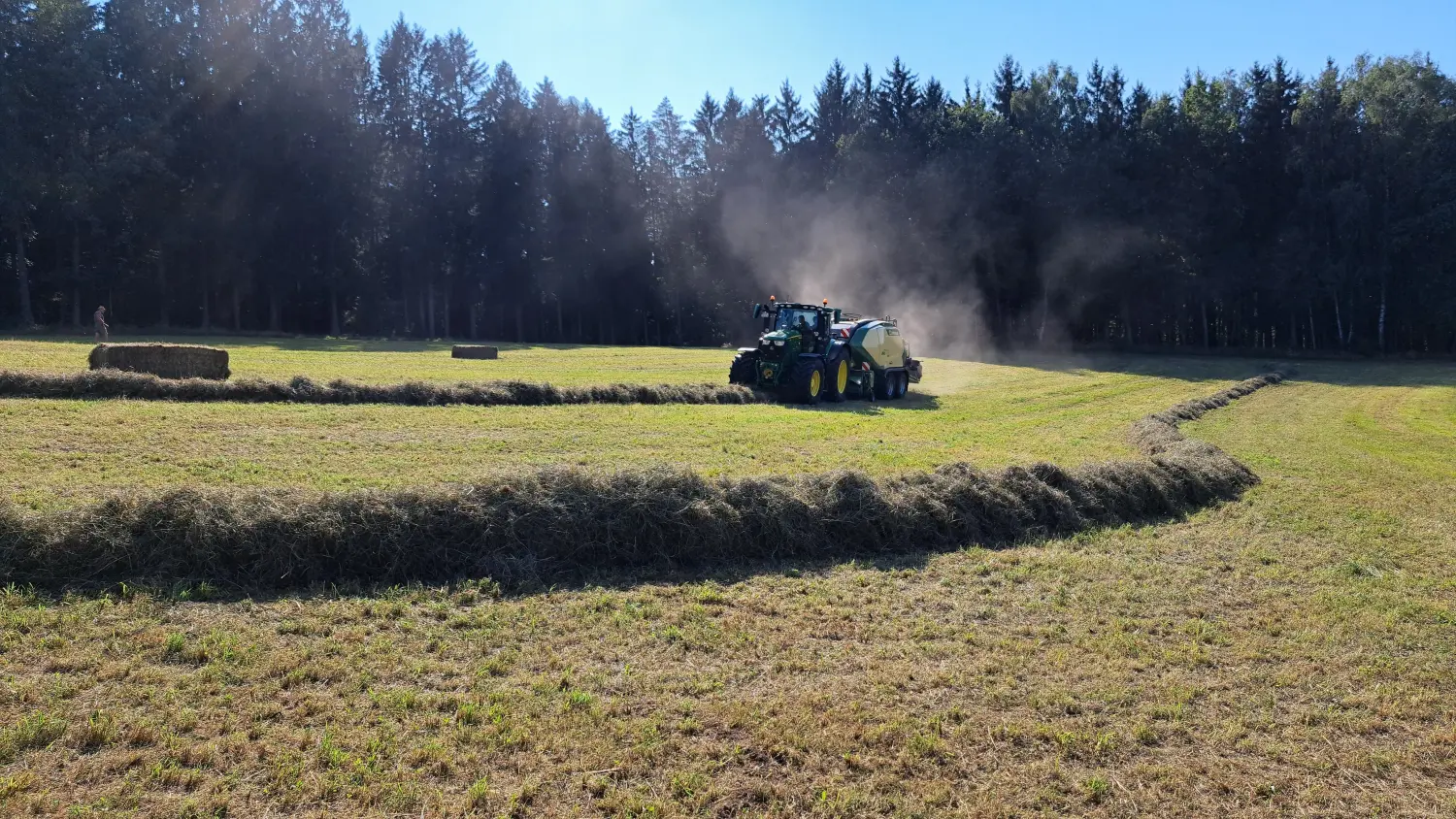 Pressen von Quaderballen von Lohnunternehmen Meier