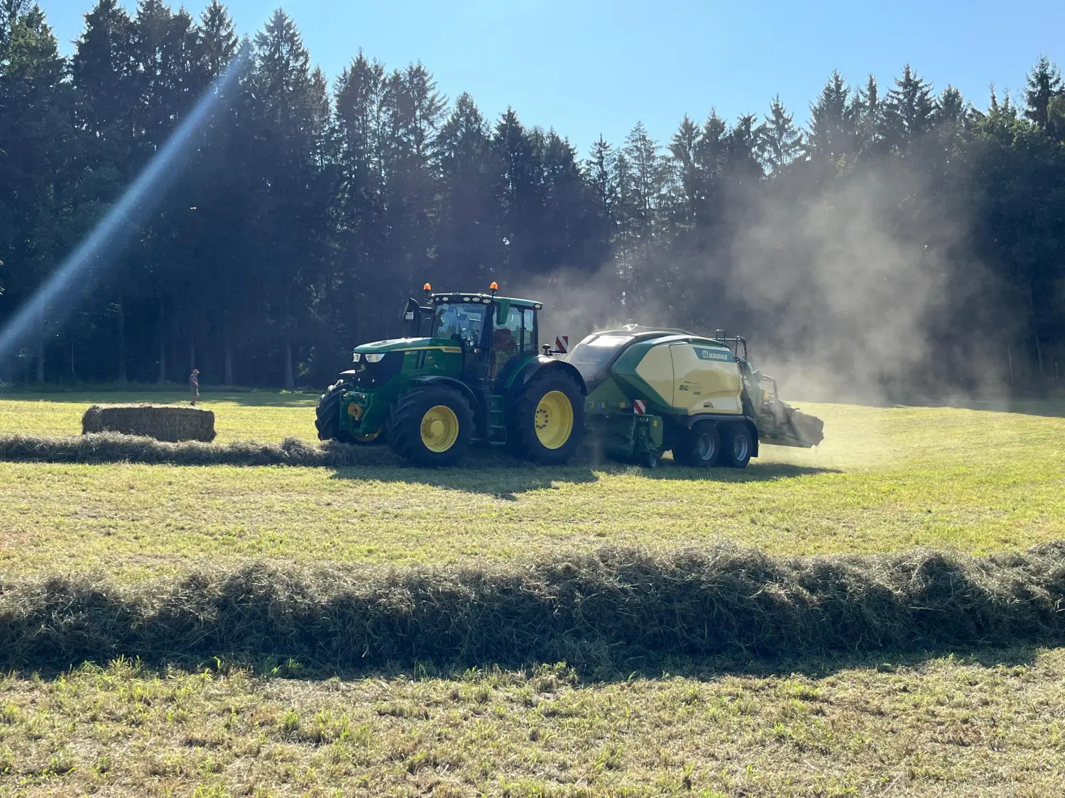 Pressen von Quaderballen von Lohnunternehmen Meier