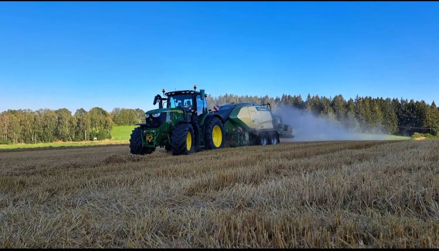 Pressen von Quaderballen von Lohnunternehmen Meier