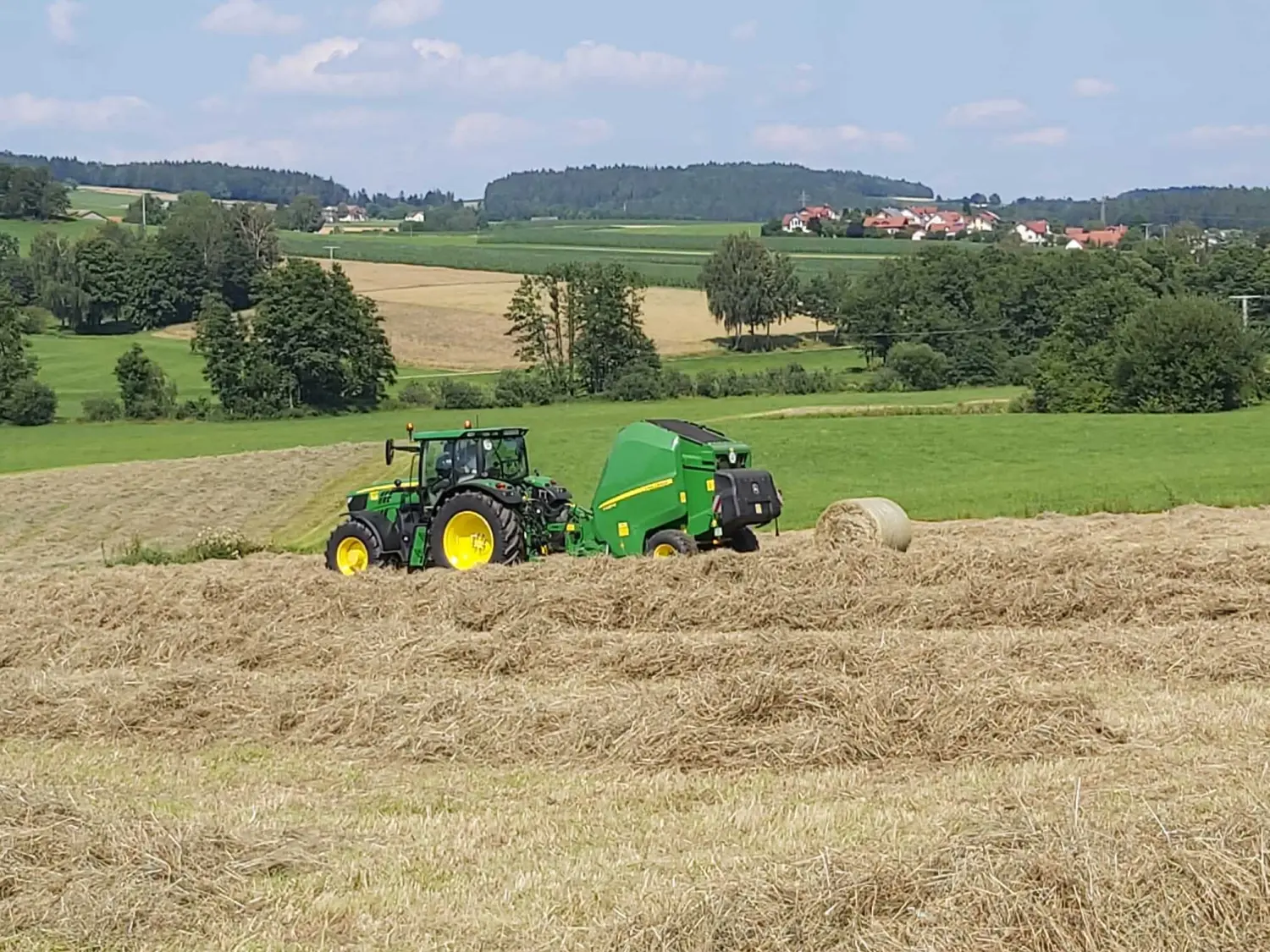 Pressen von Rundballen von Lohnunternehmen Meier