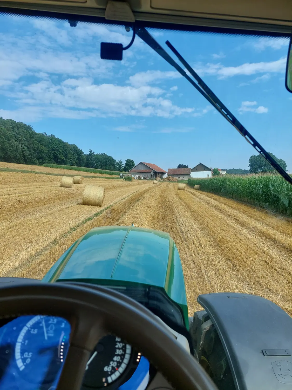 Pressen von Rundballen von Lohnunternehmen Meier