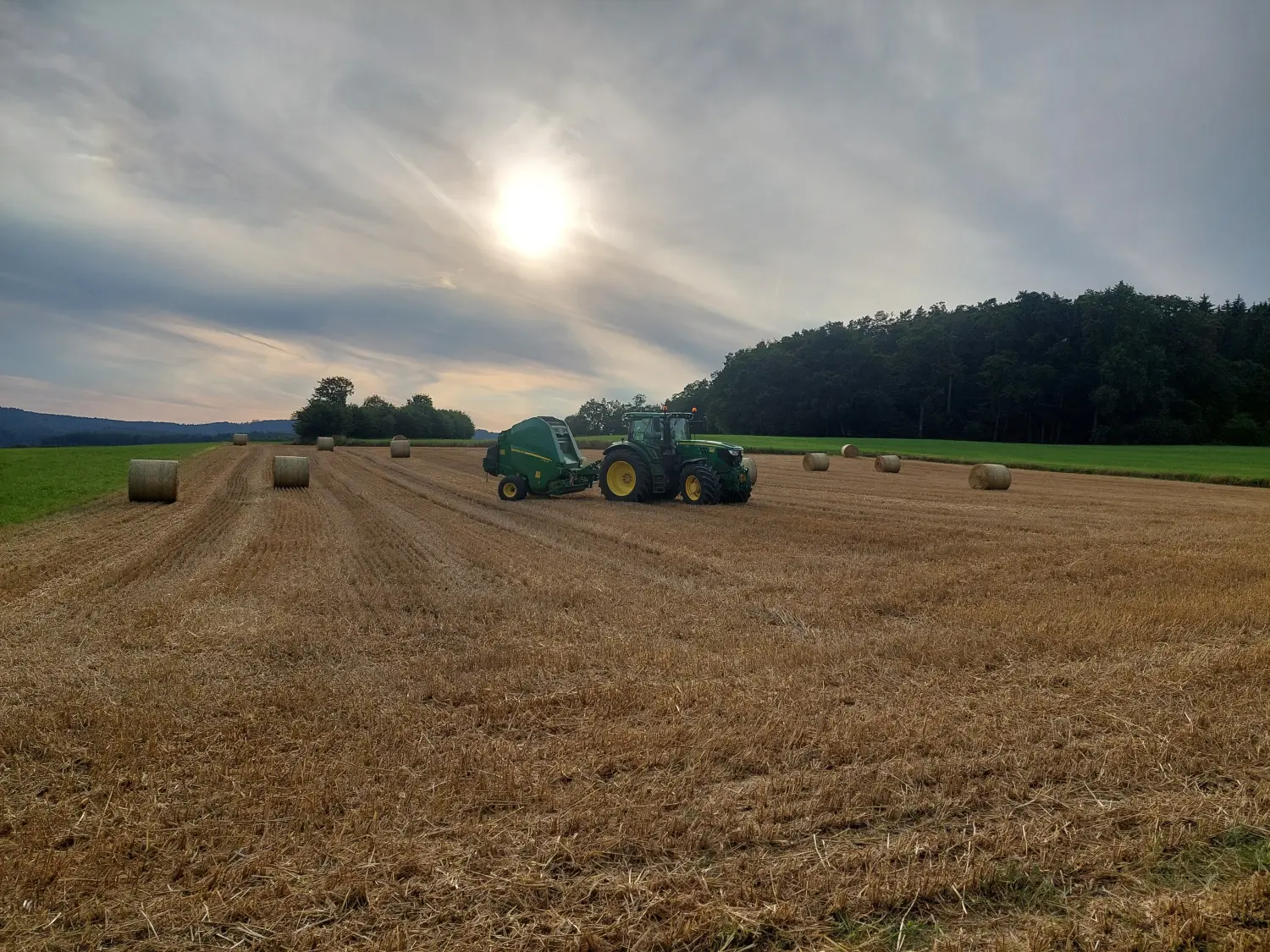 Pressen von Rundballen von Lohnunternehmen Meier