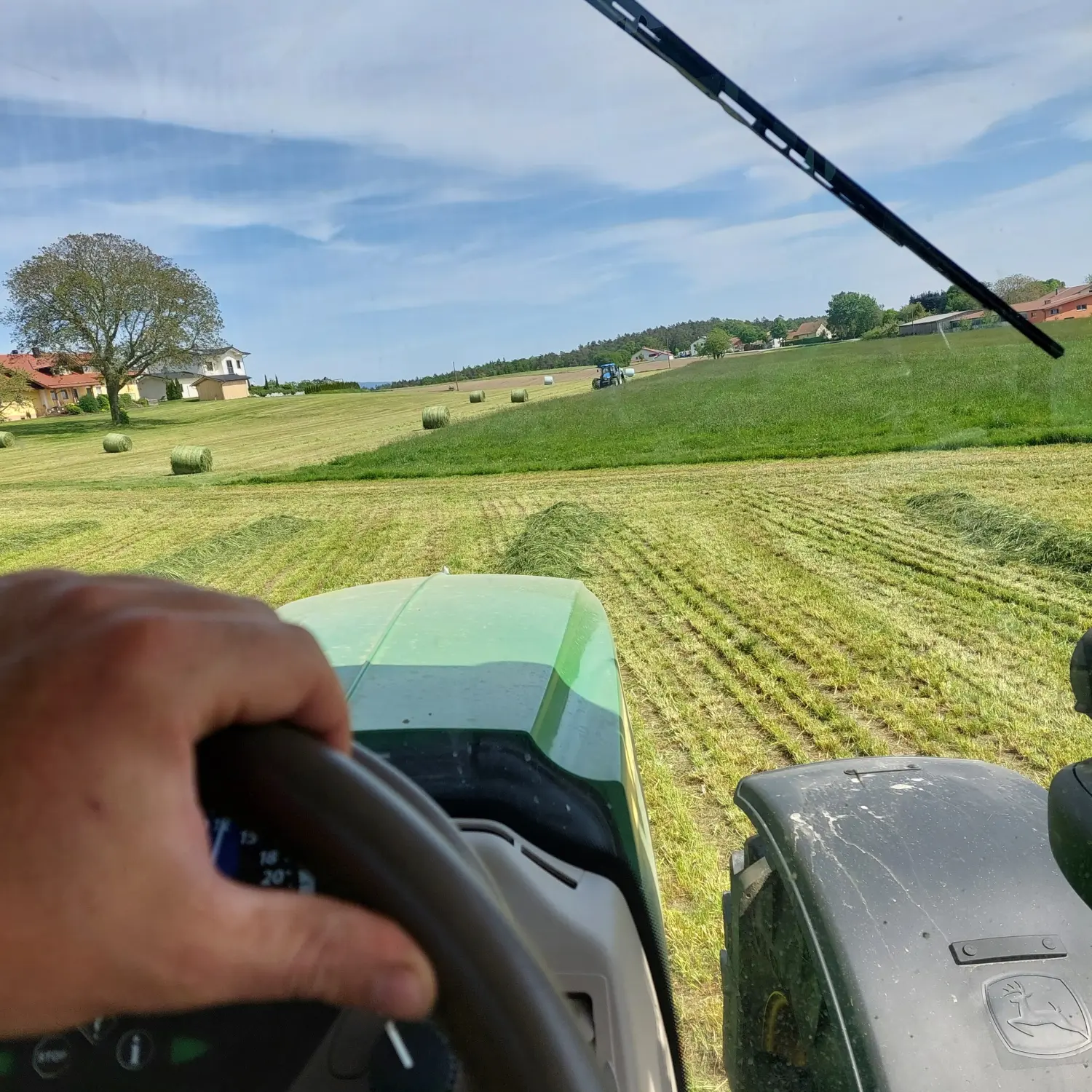 Pressen von Rundballen von Lohnunternehmen Meier