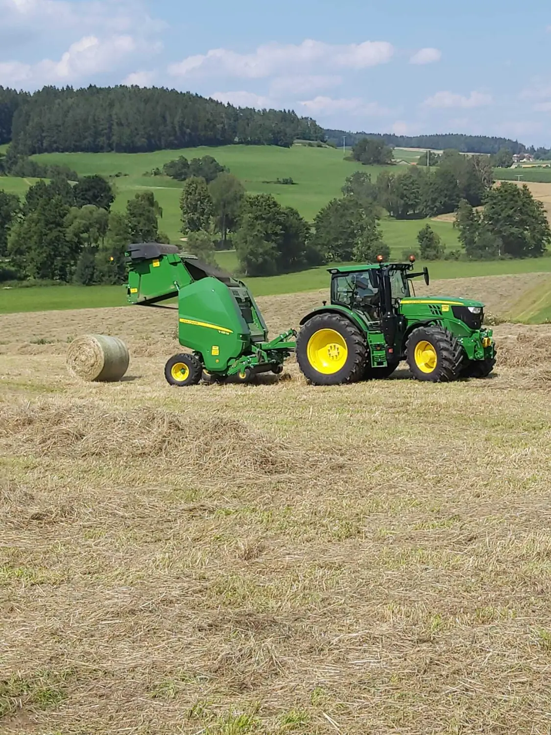 Pressen von Rundballen von Lohnunternehmen Meier