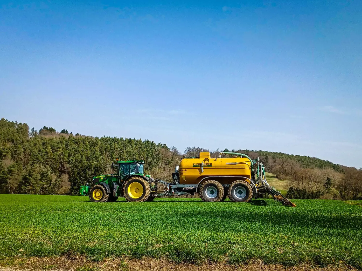 Ausbringung von Gülle mit Schleppschlauch oder Prallteller durch Lohnunternehmen Meier