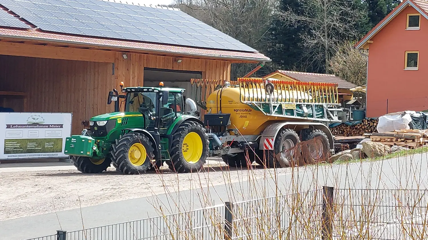 Ausbringung von Gülle mit Schleppschlauch oder Prallteller durch Lohnunternehmen Meier