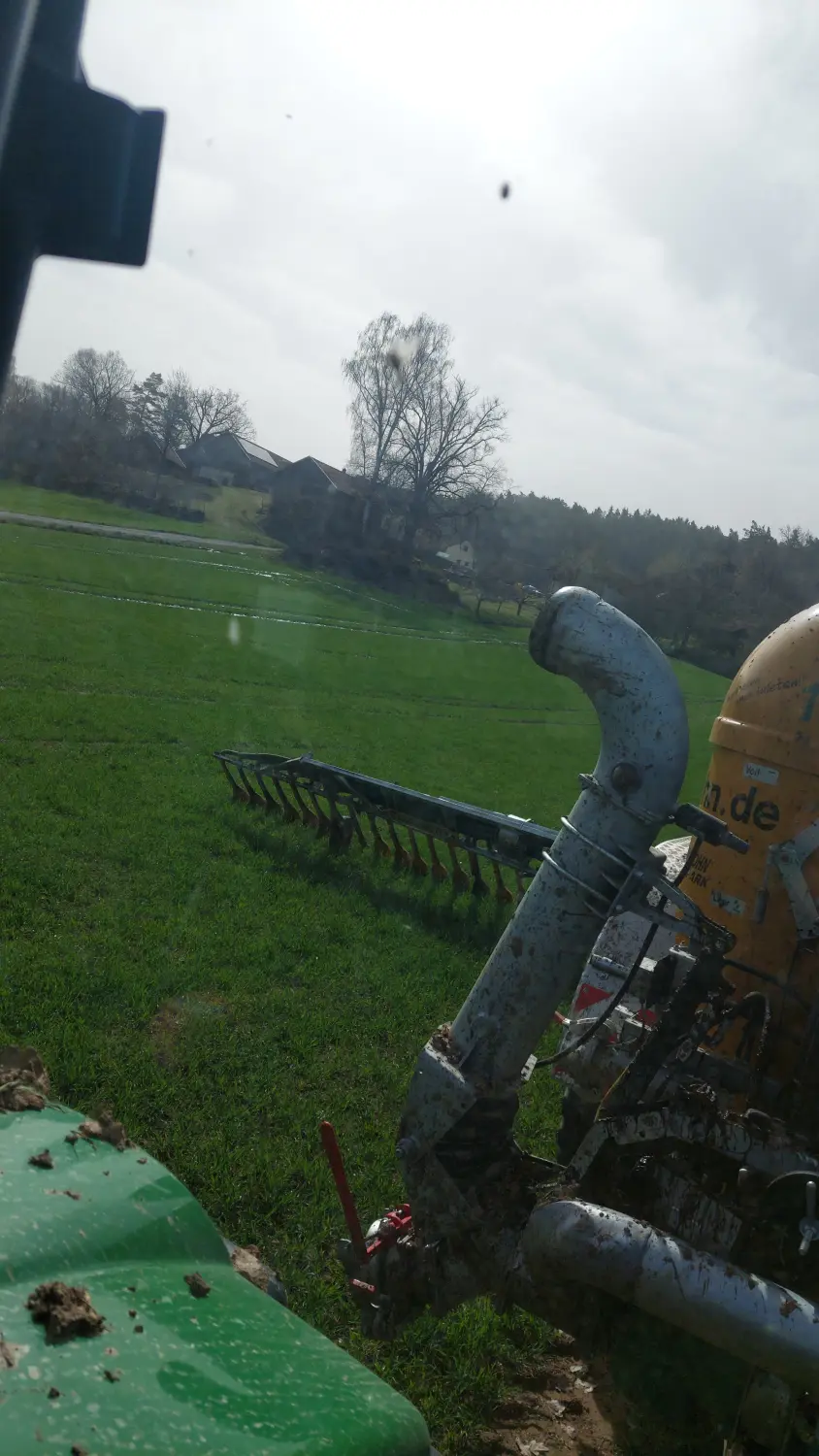 Ausbringung von Gülle mit Schleppschlauch oder Prallteller durch Lohnunternehmen Meier