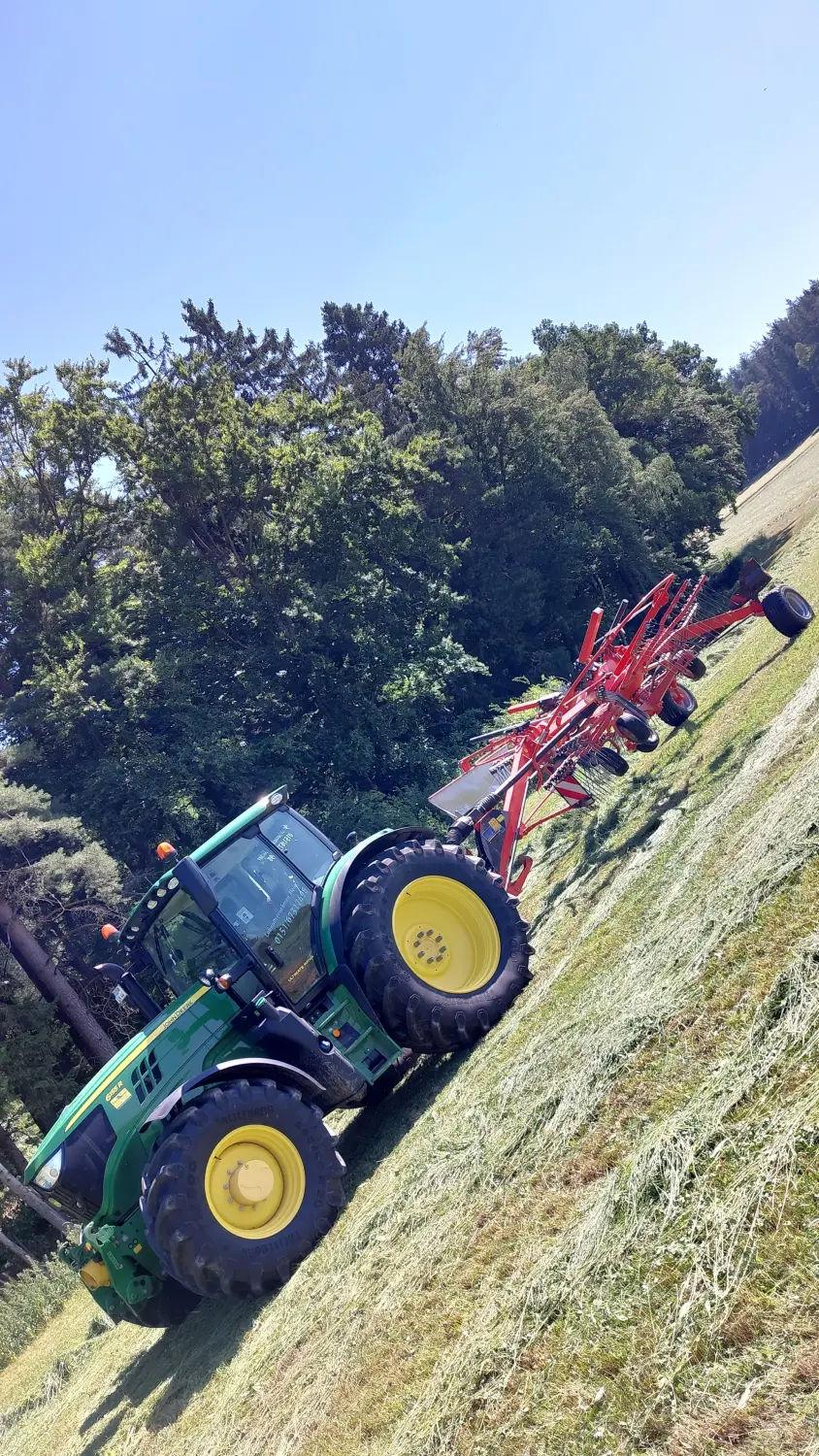 Traktorarbeiten vom Lohnunternehmen Meier