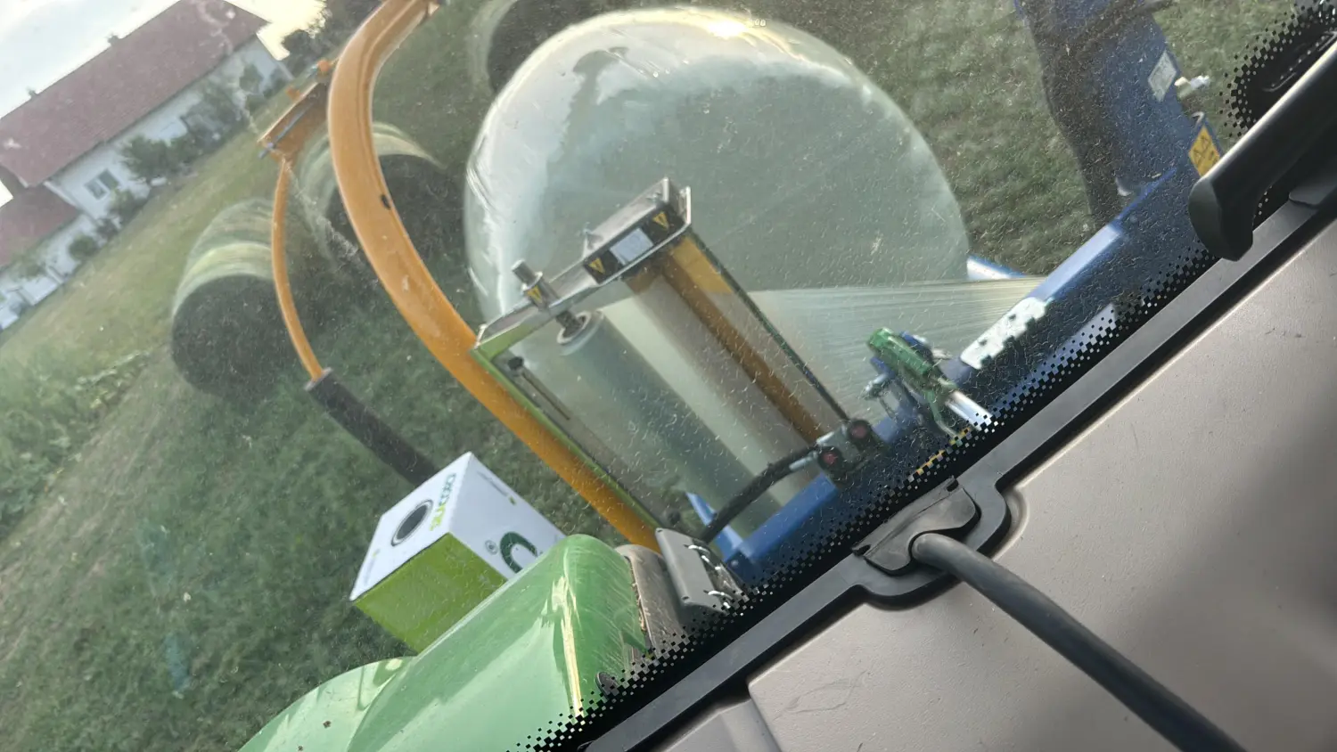 Siloballen wickeln vom Lohnunternehmen Meier